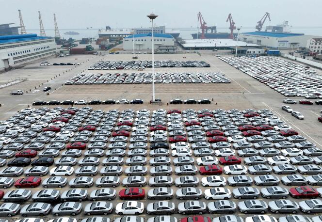 Des voitures attendant d’être chargées sur un navire dans le port de Lianyungang, dans la province chinoise du Jiangsu (Est), 12 juillet 2023.