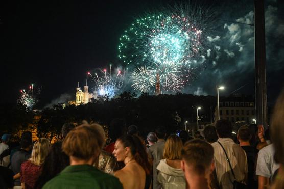 Los fuegos artificiales sobre la basílica de Notre-Dame de Fourvière, en Lyon, el 14 de julio de 2023.