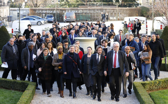 Rachel Keke, Mathilde Panot, Cyrielle Chatelain, Boris Vallaud et André Chassaigne en compagnie d’autres députés Nupes, devant l’Assemblée nationale, le 6 février 2023.
