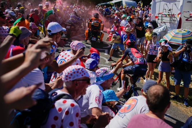 Michal Kwiatkowski en la ascensión al Grand Colombier, en Ain, durante la decimotercera etapa del Tour de Francia, el 14 de julio de 2023. 