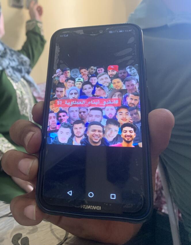 Un proche montre un photomontage des disparus d’El Attaouia sur son téléphone.