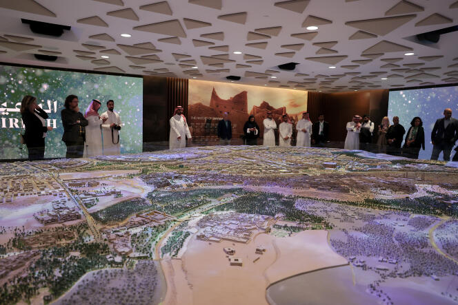 Een maquette van een lokaal bouw- en renovatieproject op het hoofdkantoor van de Diriyah Gate Development Authority (DGDA) in Diriyah, Saoedi-Arabië, op 7 december 2022.
