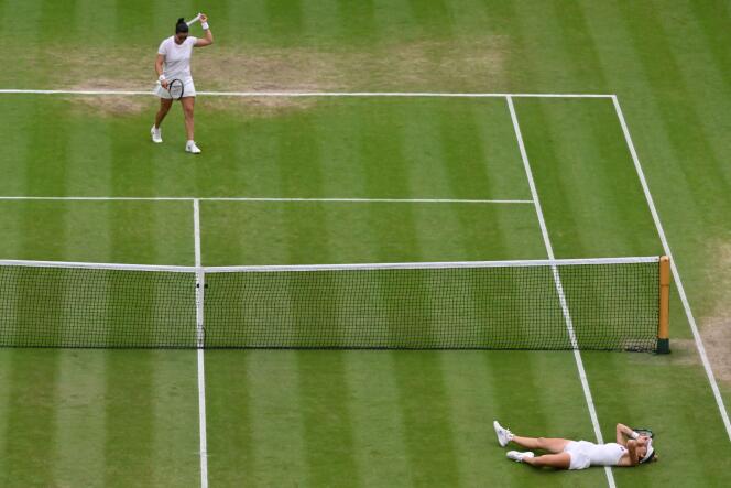 Marketa Vondrousova en el momento de su victoria en la final de Wimbledon, contra Ons Jabeur, en Londres, el 15 de julio de 2023.