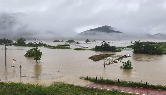 Un parc le long de la rivière Geum inondée à la suite de fortes pluies à Sejong, Corée du Sud, le 15 juillet 2023.