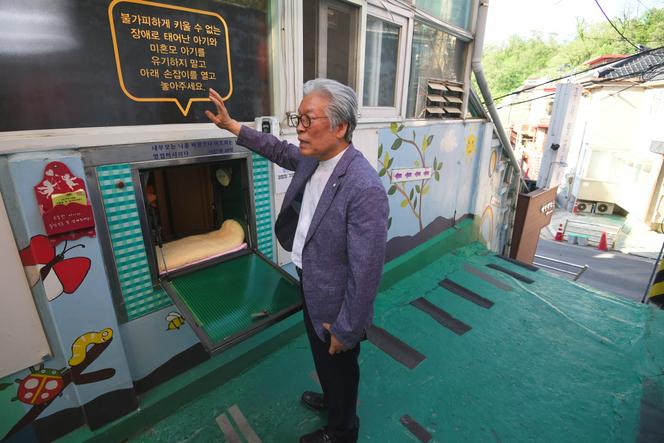 Un pastor de Corea del Sur muestra una 