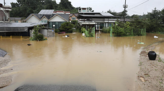 Des maisons sont inondées après de fortes pluies à Cheongju, Corée du Sud, le 15 juillet 2023. 