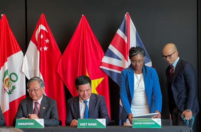 Le ministre du commerce et de l’industrie de Singapour, Gan Kim Yong, le ministre du commerce et de l’industrie du Vietnam, Nguyen Hong Dien, et la secrétaire d’État aux affaires et au commerce britannique, Kemi Badenoch, le jour où la Grande-Bretagne signe le traité d’adhésion à l’accord global et progressif pour le partenariat transpacifique, à Auckland, en Nouvelle-Zélande, le 16 juillet 2023.