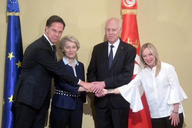 El primer ministro holandés, Mark Rutte, la presidenta de la Comisión Europea, Ursula von der Leyen, el presidente de Túnez, Kaïs Saïed, y la presidenta del Consejo italiano, Giorgia Meloni (de izquierda a derecha).