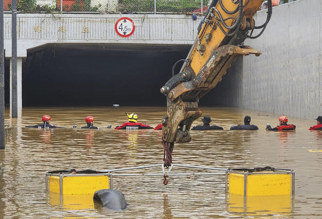 Los rescatistas buscan sobrevivientes a lo largo de una carretera inundada que conduce a un túnel, en Cheongju, Corea del Sur, el 16 de julio de 2023.