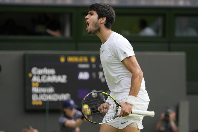 Carlos Alcaraz, durante la final de Wimbledon, contra Novak Djokovic, el domingo 16 de julio de 2023, en Londres. 