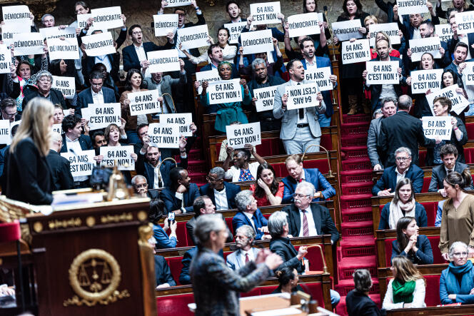 Les députés LFI manifestent lors d’une lecture du projet de loi de la réforme des retraites, tandis que d’autres membres de la Nupes restent assis, à l’Assemblée nationale, le 16 mars 2023.
