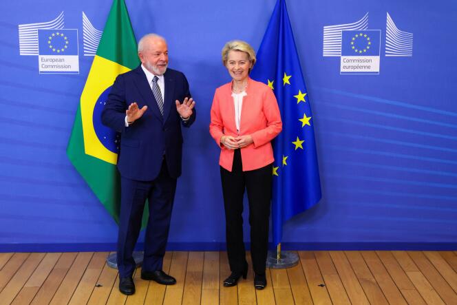 El presidente de Brasil, Luiz Inácio Lula da Silva, es recibido por la presidenta de la Comisión Europea, Ursula von der Leyen, el día de la cumbre entre los líderes de la Unión Europea (UE) y la Comunidad de Estados Latinoamericanos y Caribeños (CELAC), en Bruselas, Bélgica el 17 de julio de 2023.
