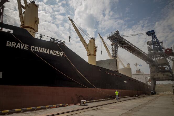 Le « MV Brave Commander », un cargo céréalier affrété par l’ONU pour l’Ethiopie, à Yuzhne, à l’est d’Odessa, en mer Noire, le 14 août 2022.