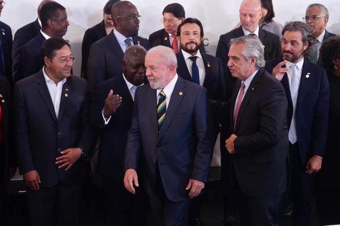 Los líderes, primera fila de izquierda a derecha: el presidente boliviano Luis Arce, su homólogo brasileño Luiz Inácio Lula da Silva y el argentino Alberto Fernández, en la cumbre de la Comunidad de Estados Latinoamericanos y Caribeños en Buenos Aires, Argentina, el 24 de enero de 2023.
