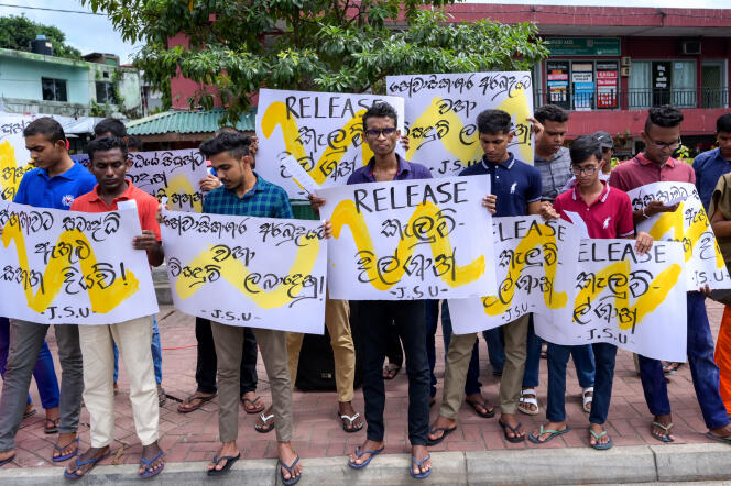 Des étudiants réclament la libération de leurs camarades emprisonnés et célébrent l’anniversaire de la révolution pacifique ayant abouti au départ du président Gotabaya Rajapaksa, à Colombo, le 9 juillet 2023.