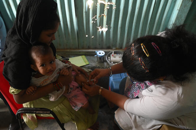 Un centre de vaccination temporaire luttant contre une épidémie de rougeole ayant causé la mort de dix enfants, à Bombay (Inde), le 23 novembre 2022.