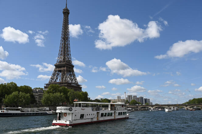 Una barcaza frente a la Torre Eiffel, sobre el Sena, el 17 de julio de 2023, durante un desfile para probar las maniobras de la futura ceremonia inaugural de los Juegos Olímpicos de París en 2024.