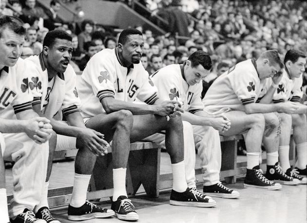 Bill Russell (3ᵉ en partant de la gauche), parmi ses coéquipiers des Boston Celtics, lors d’un match à Boston, en 1963.