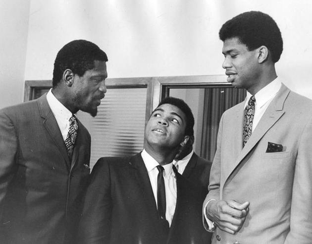 A Cleveland, en 1967, les joueurs Bill Russell (à gauche) et Kareem Abdul-Jabbar (à droite) apportent leur soutien au boxeur Muhammad Ali (au centre), pour son refus de combattre au Vietnam.