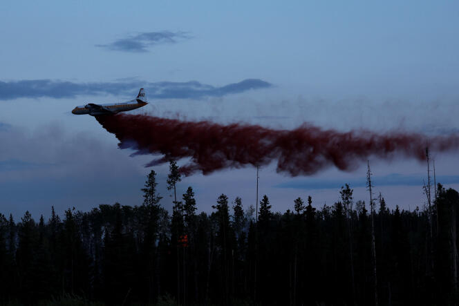 Un avion intervient sur un incendie près de la localité de Vanderhoof, en Colombie Britannique, province canadienne. Le 17 juillet 2023.