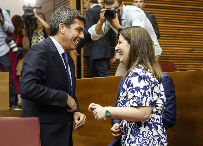 Ana Vega (VOX) et Carlos Mazon (PP) lors de la session d’investiture de ce dernier comme nouveau président du gouvernement régional, au Parlement de la Communauté de Valence, le 13 juillet 2023.