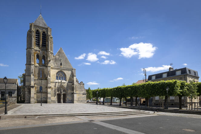La plaza de la iglesia, en Bessancourt (Val d'Oise), en octubre de 2022, antes de las obras de renaturalización.  El patio delantero se volvió a poner en el suelo y se cavó un estanque a la izquierda.