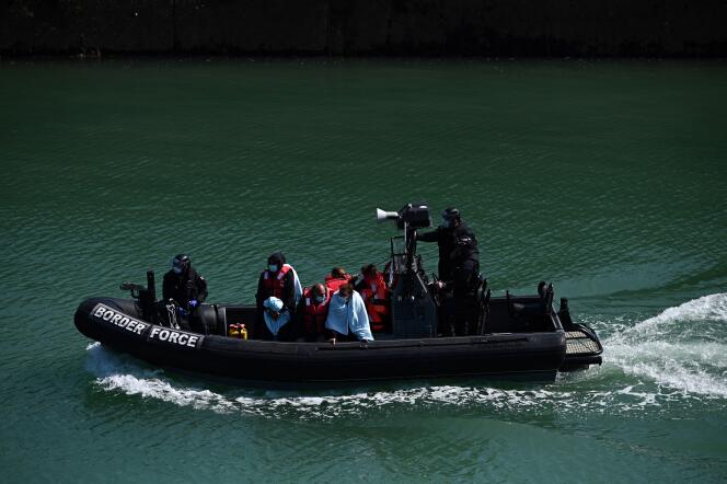 Des migrants sur un bateau de la police des frontières britannique, à Douvres, dans le sud-est du Royaume-Uni, le 16 juin 2022.