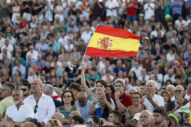 Des simpatizantes del conservador Carlos Mazon célèbrent son investiture au Parlement régional, à Valence (Espagne), el 13 de julio de 2023.