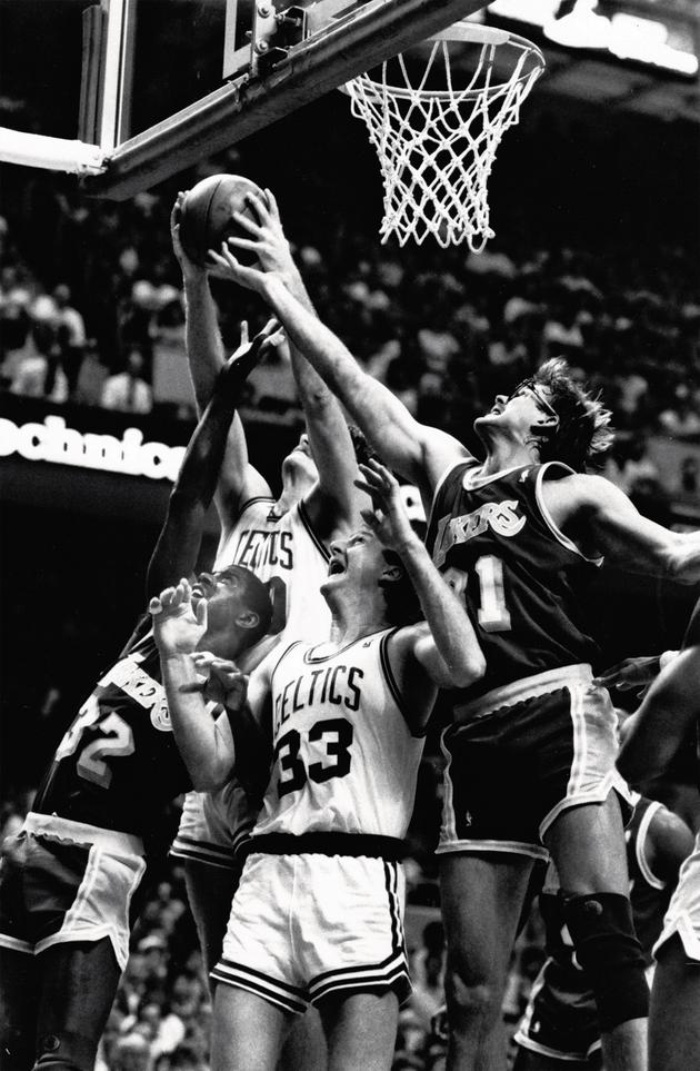 En 1987, à Boston, lors d’un match opposant les Bolton Celtics (en maillot blanc), avec les joueurs Magic Johnson (à gauche) et Kurt Rambis (à droite), aux Los Angeles Lakers, avec les joueurs Greg Kite (en haut) et Larry Bird (en bas).