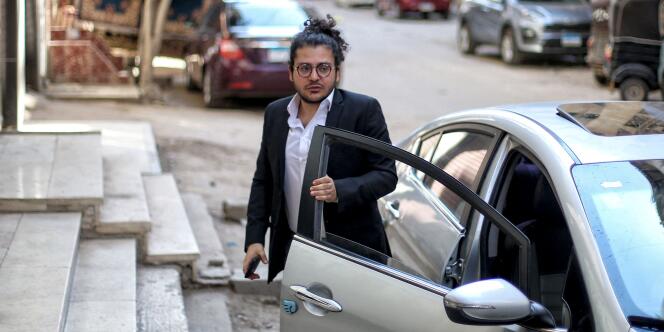 El investigador egipcio Patrick Zaki a su llegada a la corte de Mansoura el 21 de junio de 2022.