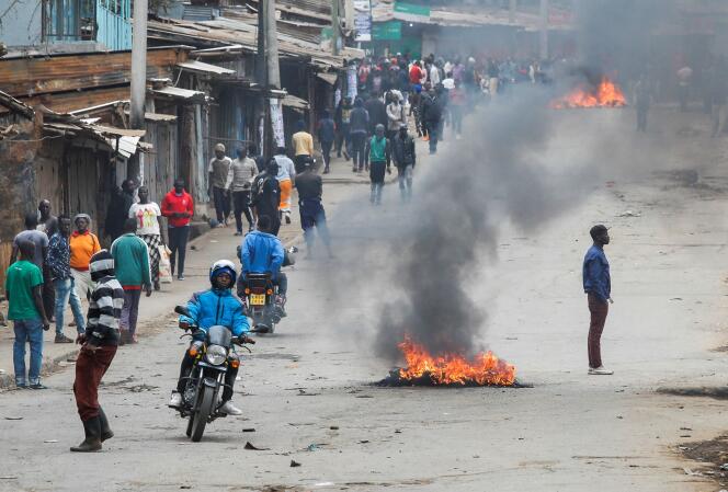 Des pneus incendiés par des manifestants dans le bidonville de Kibera (Kenya), lors d’une manifestation contre les hausses d’impôt du gouvernement, à Nairobi, le 19 juillet 2023.