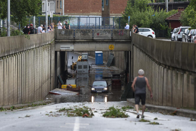Les rues de Zagreb encombrées de débris après une tempête, le 19 juillet 2023.