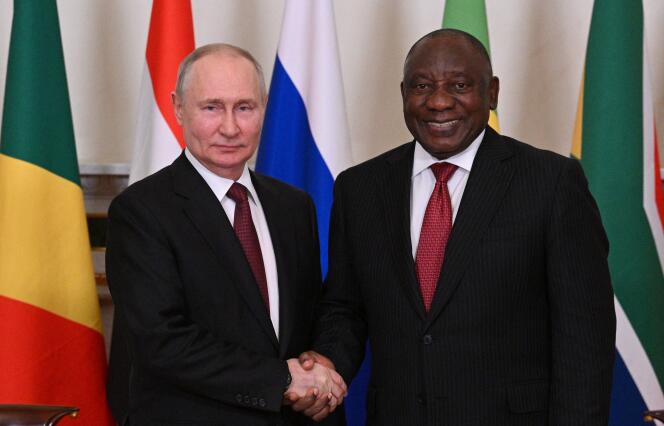 El presidente ruso Vladimir Putin (izquierda) y el presidente sudafricano Cyril Ramaphosa (derecha) antes de una reunión con una delegación de líderes africanos en el Palacio de Constantino en Strelna, cerca de San Petersburgo, el 17 de junio de 2023. 