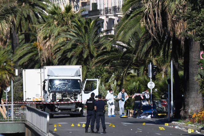 Promenade des Anglais, en Niza, el 15 de julio de 2016, después de que un camión embistiera a la multitud que asistía a los fuegos artificiales del 14 de julio.