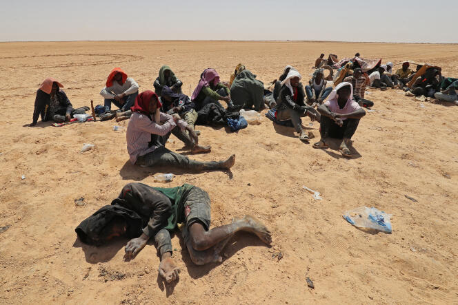 Des migrants subsahariens abandonnés dans le désert à la frontière entre la Tunisie et la Libye, le 16 juillet 2023.