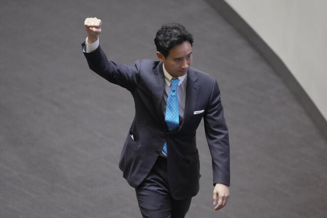 'Pita' Limjaroenrat, líder del partido Move Forward y ganador de las elecciones generales de mayo, levanta la mano al salir del parlamento en Bangkok, Tailandia, el miércoles 19 de julio de 2023.