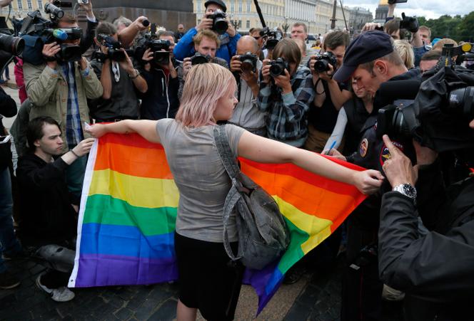 Un militant des droits des homosexuels à Saint-Pétersbourg, en Russie, le 2 août 2015. 