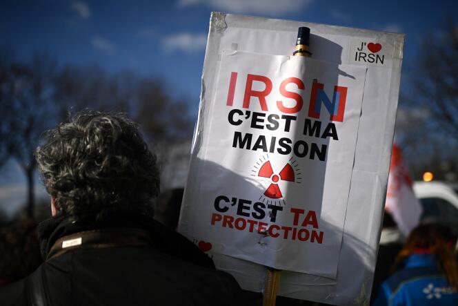 Durante una manifestación de empleados del Instituto de Protección Radiológica y Seguridad Nuclear (IRSN), en París, el 28 de febrero de 2023. 