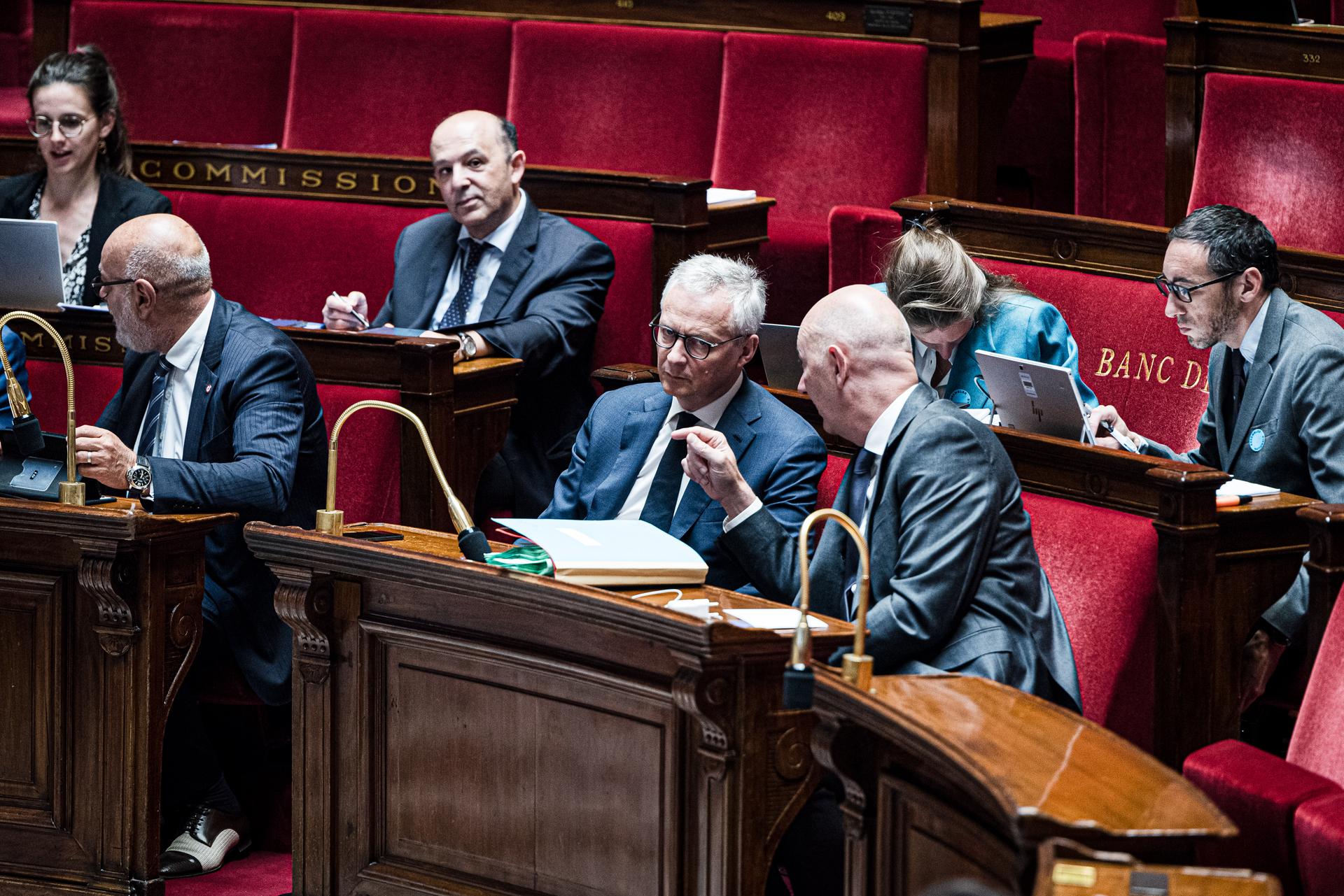 Le ministre délégué chargé de l’industrie, Roland Lescure (à droite), parle avec le ministre de l’économie, Bruno Le Maire, à l’Assemblée nationale, à Paris, le 18 juillet 2023.