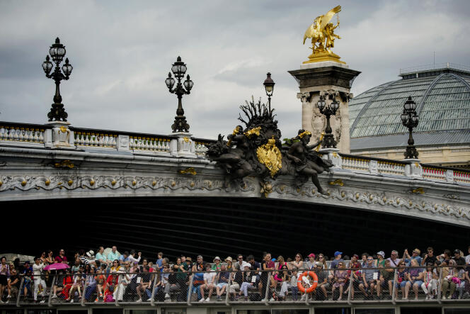 Los turistas navegan por el Sena en París el 4 de julio de 2023.