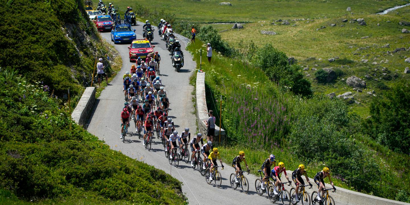 Pinot y Gaudu al frente, el pelotón atacando el formidable Col de la Loze