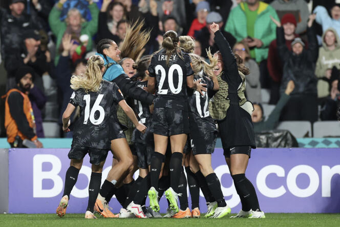 La neozelandesa Hannah Wilkinson celebra marcar el primer gol con sus compañeras de equipo durante el partido de fútbol de la Copa Mundial Femenina entre Nueva Zelanda y Noruega en Auckland, Nueva Zelanda, el 20 de julio de 2023.