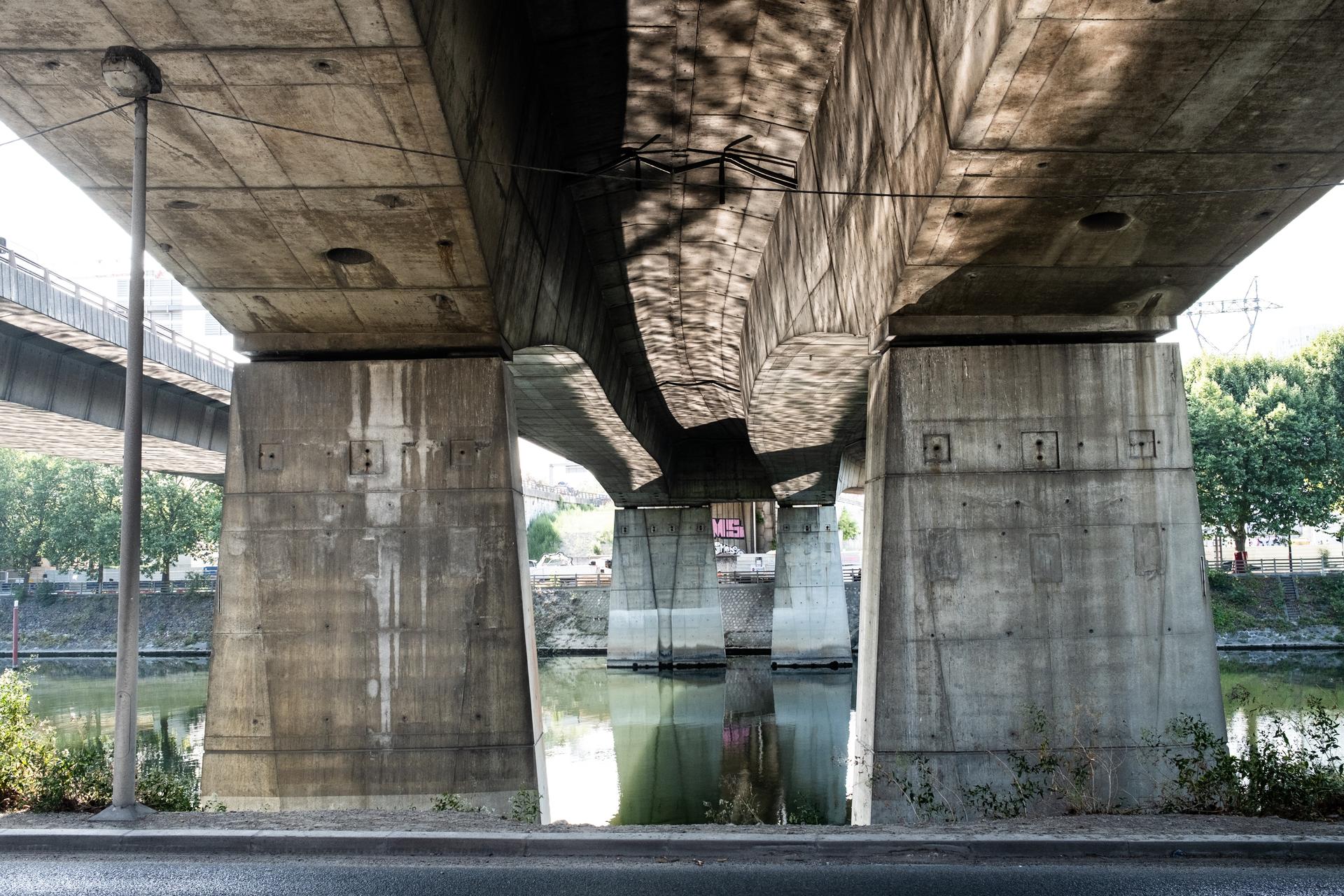 Le pont de l’A86 vu du dessous. Quai du châtelier. L’Ile-Saint-Denis, le 10 juillet 2023.
