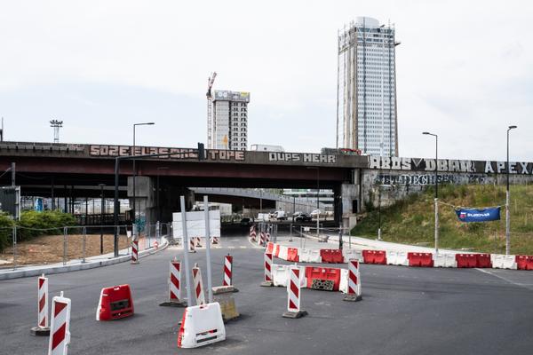 Rue de l’Industrie, à Saint-Denis, avec vue sur la tour Pleyel, le 7 Juillet 2023.