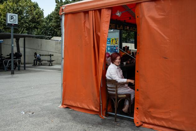 Lamia, 52 ans, vendeuse de primeurs fruits et légumes, à côté du Stade de France, le 7 juillet 2023. « Les JO, pour moi, c’est beaucoup d’argent pour la France, et j’espère qu’il sera investi dans les écoles, qu’on va embaucher des jeunes qui sont un peu perdus, notamment à Saint-Denis. J’espère que ce sera bénéfique pour la jeunesse française. »