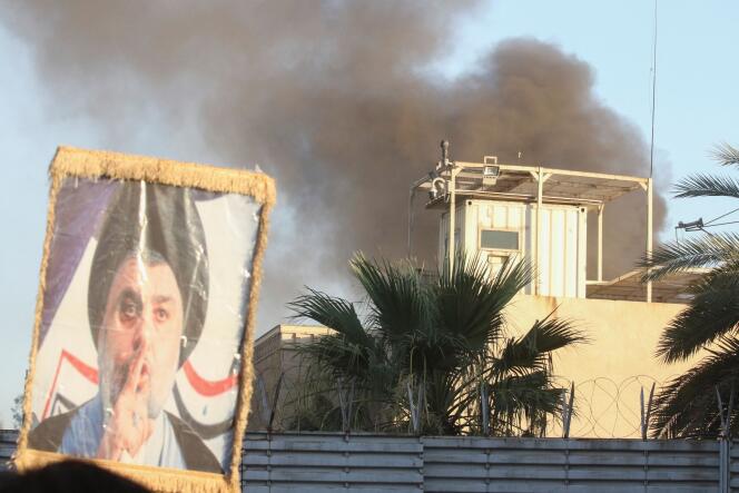 Fumée s'échappant de l'ambassade de Suède à Baghdad et portrait de Mohamed Al-Sadr (père de Moqtaba Sadr), en Irak, el 20 de julio de 2023.