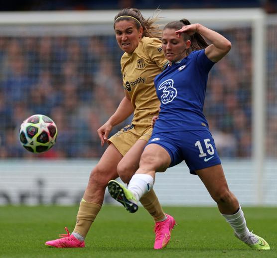 La defensa de la selección de Francia y del Chelsea Eve Périsset, durante la semifinal de la Champions League entre el club inglés y el FC Barcelona, el 22 de abril de 2023 en Londres.