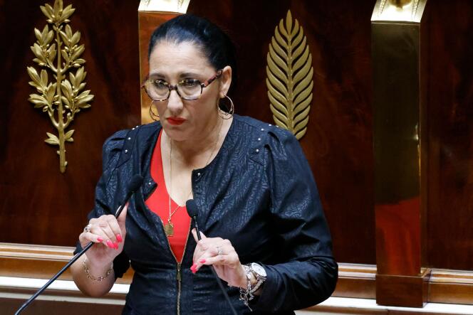 La vicepresidenta de la comisión de asuntos sociales, Fadila Khattabi, pronuncia un discurso durante el debate sobre el examen del proyecto de ley para la derogación de la reforma de las pensiones en la Asamblea Nacional, en París, el 8 de junio de 2023. 