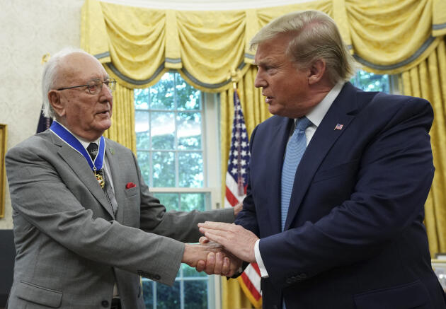 Bob Cousy et Donald Trump, à la Maison Blanche, à Washington, en 2019.