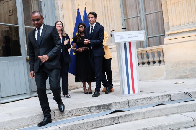 Partida de Pap N'Diaye aplaudida por el personal del ministerio y los nuevos ministros, durante el traspaso al Ministerio de Educación en París, el 20 de julio de 2023.